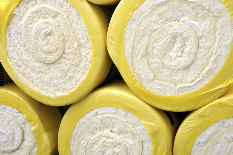 Einbau von Dämmmaterial in eine Trockenbaukonstruktion